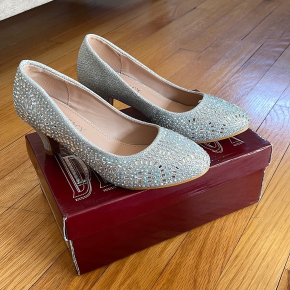 Delicacy Dress Shoe with Low Heel Women’s Size 5 - Picture 1 of 7